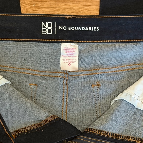 NEW No Boundaries Women's Blue Jeans - Picture 4 of 5